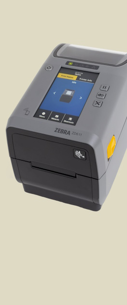 En Zebra ZD611 desktop etikettskriver sett sideveis forfra på en brun bakgrunn.