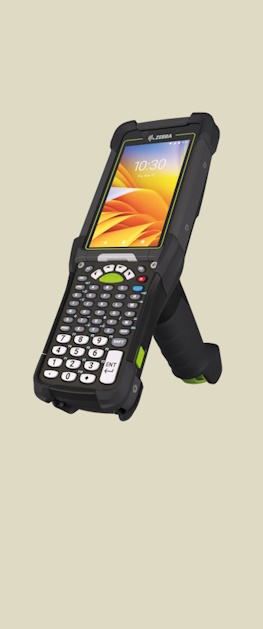 En Zebra MC9450 ultrarobust håndterminal med 5G vist fra siden med en lysende skjerm som viser klokken 10:30 og en fargerik bakgrunn