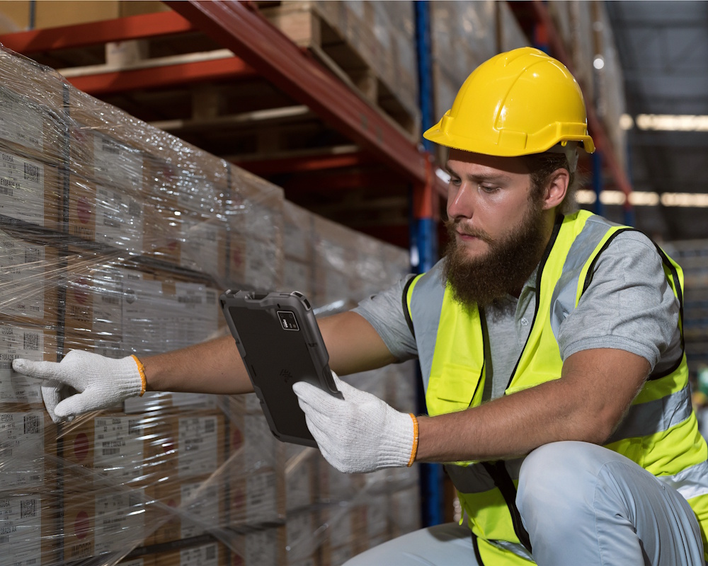Lagerarbeider bruker Zebra ET401 nettbrett til varetelling i lager