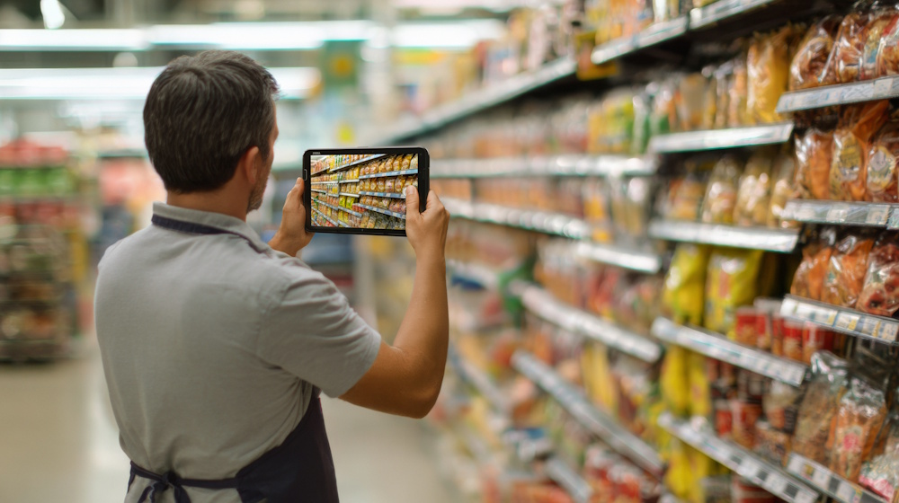 Butikkansatt bruker Zebra ET401 nettbrett til registrering i dagligvarebutikk