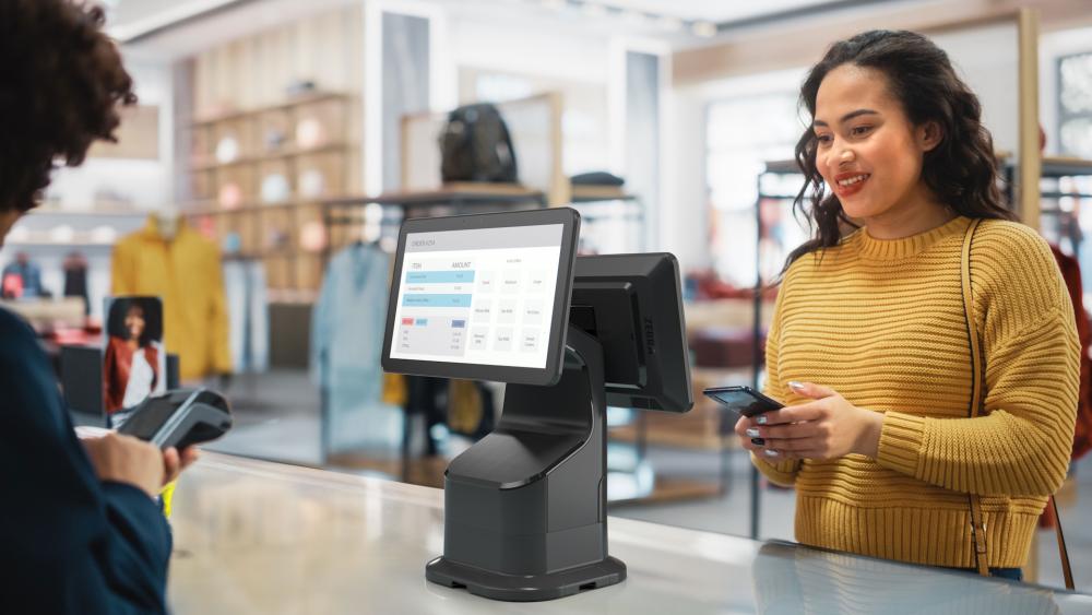 Kvinne i en klesbutikk som betjener en ZD421 etikettskriver for &aring; skrive ut etiketter