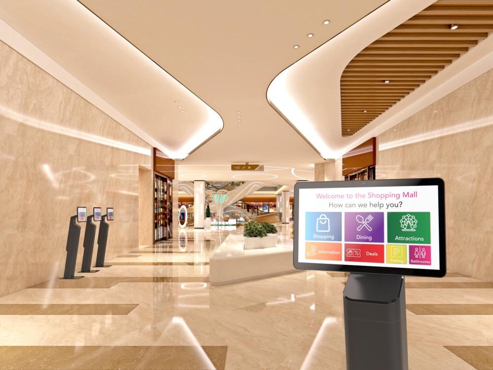 Mann som jobber p&aring; en b&aelig;rbar PC ved et bord, med en Zebra ZD421 etikettskriver ved siden av og ruller av stoff i bakgrunnen