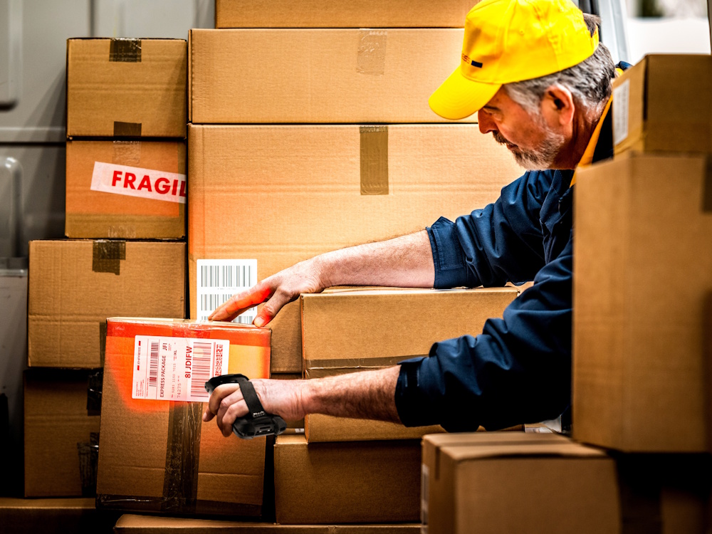 Zebra TC701 h&aring;ndterminal brukt til skanning av pakker i transportmilj&oslash;