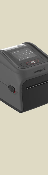 En Honeywell PC45 desktop etikettskriver vist fra siden på en brun bakgrunn.